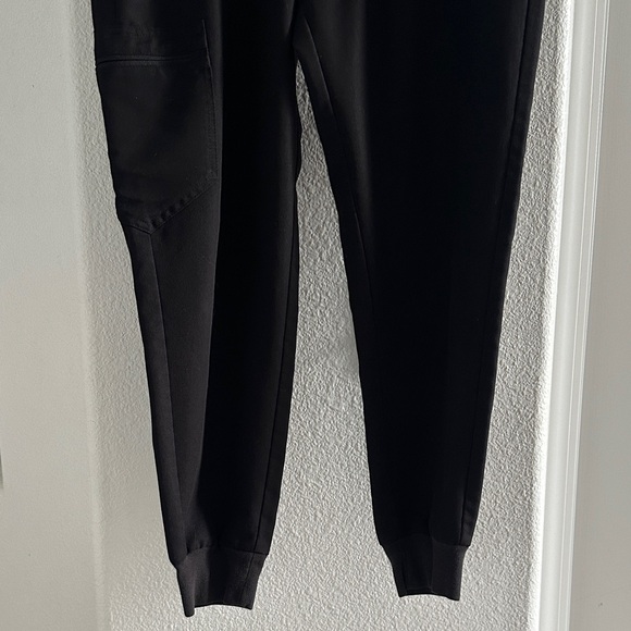 FIGS women’s black ZAMORA jogger scrubs - Picture 7 of 11